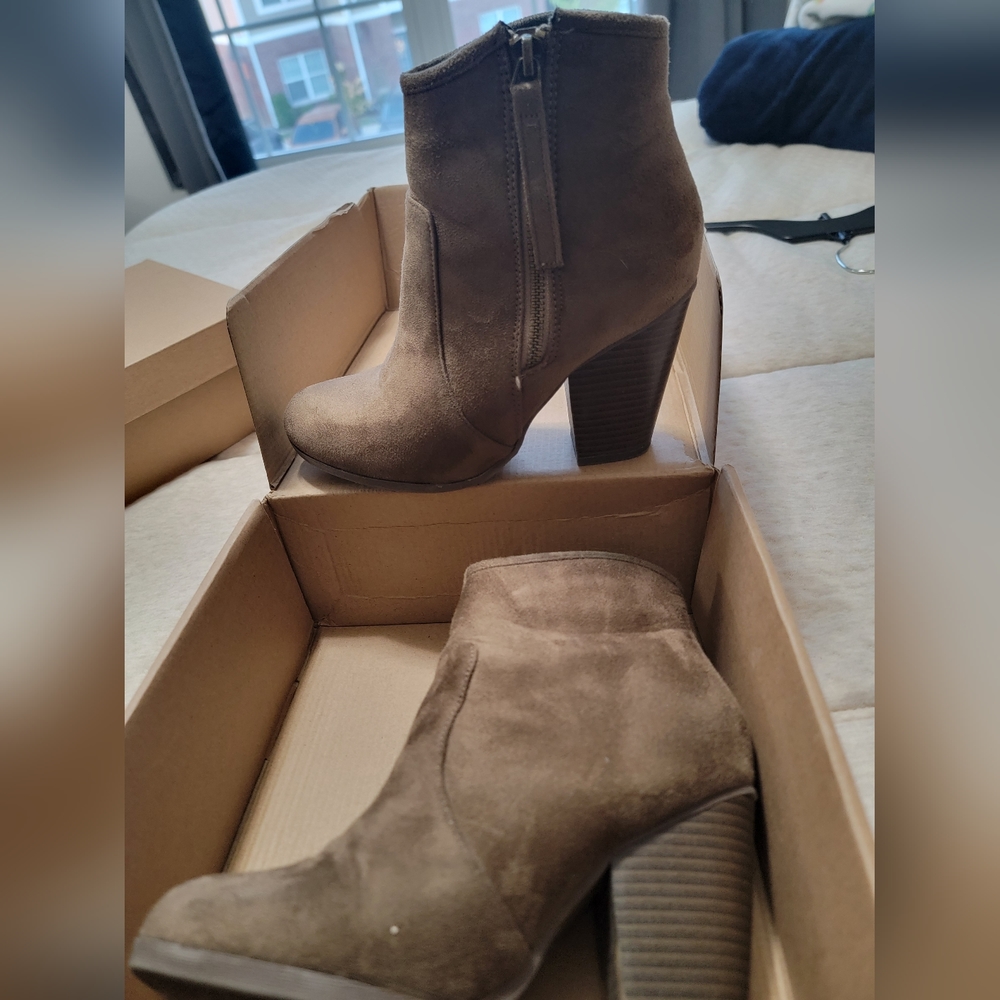 JOURNEE COLLECTION tan booties